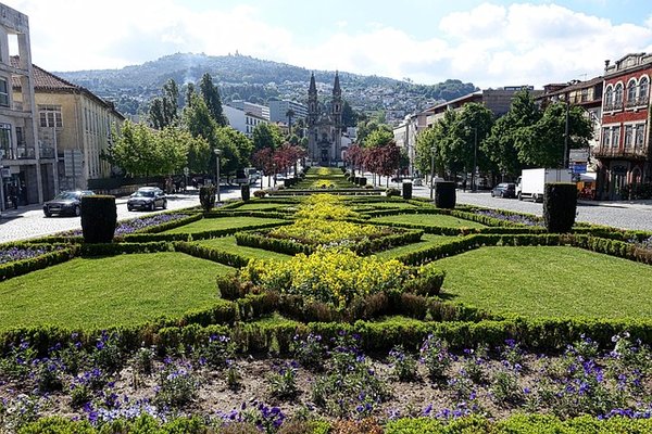 Élagage et aménagement paysager sur mesure : votre jardin parfait